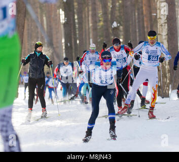 KAZAN, RUSSIA - Marzo, 2018: Maschio gli sciatori in esecuzione per sciare in inverno, maratona di sci Foto Stock