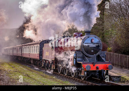Il Mogul locomotiva a vapore del granchio raffigurata sul East Lancashire Railway a Irwell Vale fermare. Foto Stock
