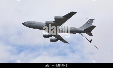 Il USAF Boeing KC-135R Stratotanker con i suoi battenti braccio abbassato Foto Stock