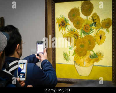 London, Regno Unito - 30 DIC 2017: i visitatori della National Gallery di Londra sta utilizzando il loro smartphone per scattare foto di Vincent van Gogh la pittura ad olio "unflowers', uno dei musei più famosi presenta. Foto Stock