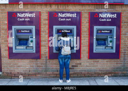 Una fila di Nat West Bank bancomat o in contanti macchine in Peterborough, Regno Unito Foto Stock