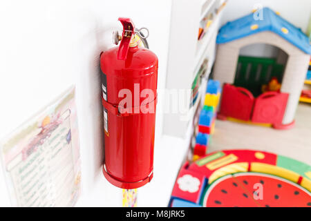 Estintore per la gestione delle emergenze in kindergarten Foto Stock