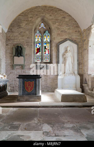 Finestra orientale del sud cappella dedicata a Francesco Edwyn Brydges Scudamore Stanhope. Chiesa di St Cuthbert Holme Lacy Herefordshire UK. Marzo 2018. Foto Stock