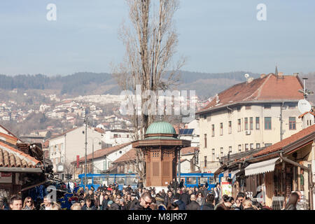 SARAJEVO, BOSNIA ERZEGOVINA - 17 febbraio 2018: folla di turisti sulla piazza Bascarsija Sebilj fontana. Bascarsija è il simbolo di Sarajevo Foto Stock