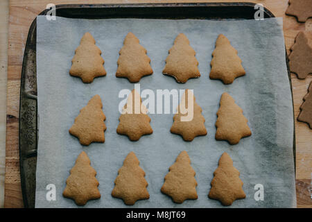 La cottura gingerbread cookies per Natale Foto Stock