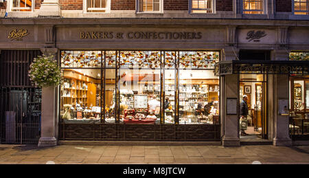 L'esterno e la finestra di visualizzazione del famoso Betty's Tea Rooms in St Helens Square, York, Regno Unito alla notte che mostra il display elaborati. Foto Stock