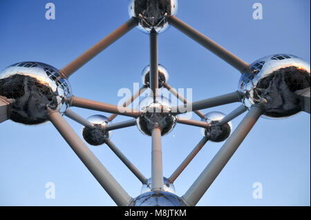 Atomium costruito per 1958 Bruxelles fiera mondiale (Expo 58) sul Plateau du Heysel / Heizel a Bruxelles, in Belgio. Il 23 aprile 2010 © Wojciech Strozyk / Foto Stock