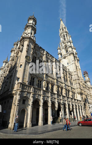 96 metro Brabantine torre gotica del Hotel de Ville (municipio) costruito 1402 al 1454 progettato da Jacob Van Thienen e Jan van Ruysbroek sulla Grand Place ( Foto Stock