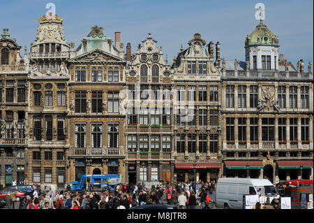 Barocco italiano ospita Le Roy d'Espagne, La Brouette, Le Sac, La Louve, Le Cornet e Le Renard a partire dal XVII secolo su Grand Place (Piazza Grande) elencati Foto Stock