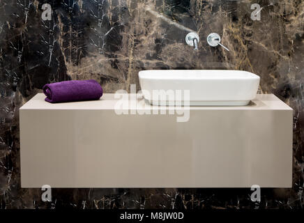 Nero bagno in marmo in stile moderno con dettagli di asciugamani. Architettura di interni Foto Stock