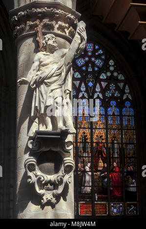 Le statue dei dodici apostoli in gotico Brabantine Co-Cathedrale collegiale des Ss Michel et Gudule / Collegiale Sint Michiels en Sint Goedele co kathedraal Foto Stock