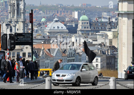 Montagne de la Cour / Coudenberg street, Bruxelles Municipio torre visto da Place Royale / Koningsplein nel centro storico di Bruxelles, Belgio. Aprile Foto Stock