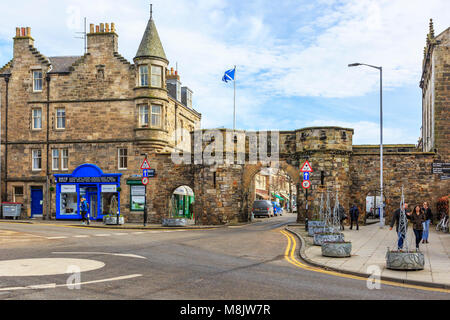 Porta Ovest ingresso della città vecchia di St Andrews, attraverso le storiche mura della città, St Andrews Fife, Scozia Foto Stock