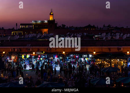 Marrakech, Marocco - 23 dicembre 2017: vista al tramonto di Jemaa el Fna un quadrato e marketplace nella medina di Marrakech trimestre Foto Stock