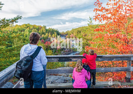 Una nonna e nipoti a A.Y.Jackson lookout, Onaping Falls, Ontario Foto Stock