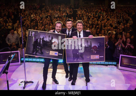 L-R: Alfie Boe, Rick Astley, Michael Ball. Rick Astley presenta Michael Ball e Alfie boe con un disco d'oro dal vivo sul palco durante la loro performance al Eventim Apollo Hammersmith. Michael Ball e Alfie Boe's album "insieme" è andato oro in soli quindici giorni. Foto Stock