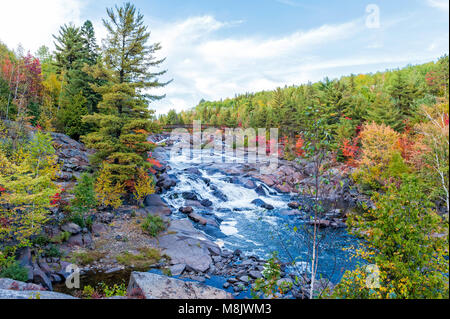 Il fiume Onaping in Ontario del nord in autunno Foto Stock