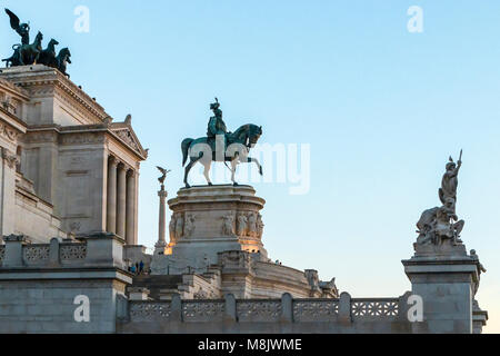 Vista laterale dell Altare della Patria a Roma con la dea Victoria a cavallo su quadrigas e una scultura equestre di Vittorio Emanuele Foto Stock