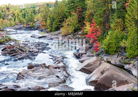 Il fiume Onaping in Ontario del nord in autunno Foto Stock