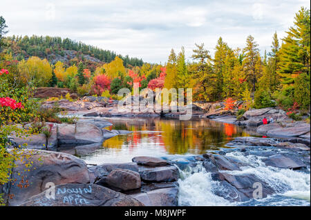 Il fiume Onaping in Ontario del nord in autunno Foto Stock