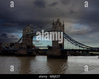 Vista del Tower Bridge da South Bank, Thems river, Londra Foto Stock