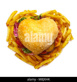 A forma di cuore ad hamburger e patatine fritte, amore burger fast food concept, isolati su sfondo bianco, vista dall'alto Foto Stock