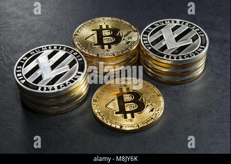 Tre stack di cryptocurrency monete con singolo bitcoin Foto Stock