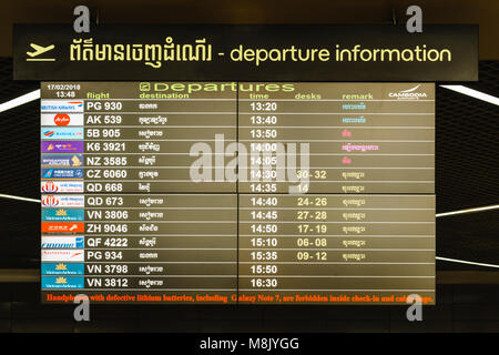 Scheda di partenza nella Khymer cambogiano, l'Aeroporto Internazionale di Phnom Penh, Cambogia Foto Stock