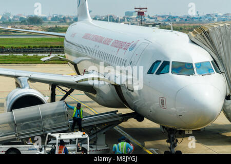 A320 appartenenti alla Cambogia & Compagnie Aeree Internazionali a Phnom Penh International Airlines, Cambogia Foto Stock