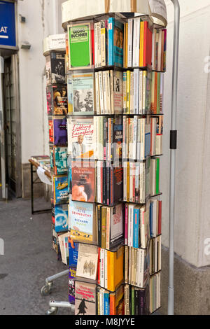 Prenota rack, piena di libri e romanzi sul marciapiede di Vienna in Austria. Foto Stock