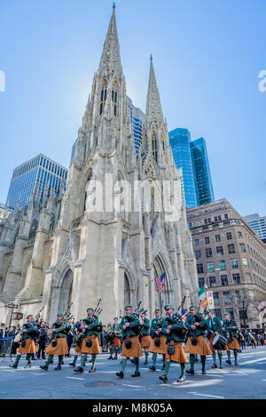 La NYC San Patrizio Parade si è svolta il 17 marzo 2018. Lungo il percorso della parata sulla Quinta Avenue, migliaia di spettatori venuti a celebrare. Poiché ha cominciato, questa tradizione di marching passato la Cattedrale di San Patrizio è rimasto invariato ad eccezione dell'indirizzo. Nei primi anni, la Sfilata sarebbe passato marzo la vecchia cattedrale di San Patrizio (ora Basilica) si trova all' angolo di Mott e Principe strade di SoHo. La NYC San Patrizio Parade hanno marciato per la prima volta nel 1762 - quattordici anni prima della dichiarazione di indipendenza. (Foto di Erik McGregor/Pacific Stampa) Foto Stock