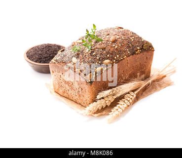 Integrale di fatti in casa pane di segale con semi di papavero isolato su bianco Foto Stock