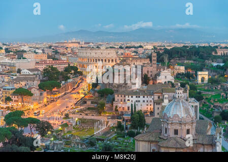 Roma, Italia - Il paesaggio urbano dal Vittoriano, nel centro di Roma, conosciuto anche come 'Altare della Patria", con Fori Imperiali rovine Foto Stock