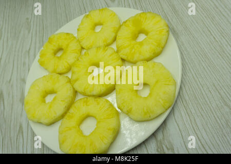 Ananas in scatola e gli anelli nel recipiente Foto Stock