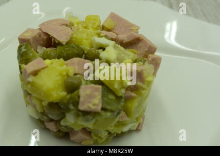 Bastoncini di granchio antipasto di insalata decorato con prezzemolo Foto Stock