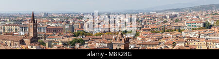 Vista sui tetti della città vecchia di Verona in Italia Foto Stock