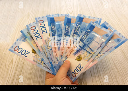 Pack di nuove fatture vale la pena due mila rubli Foto Stock