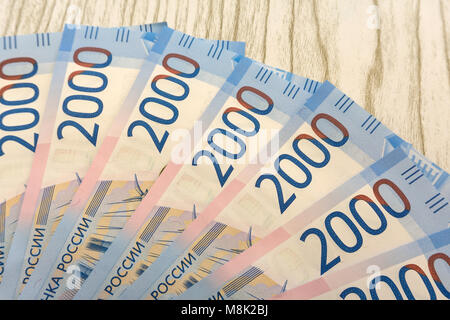 Sullo sfondo delle nuove banconote vale la pena di 2000 rubli Foto Stock