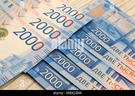 Le nuove banconote della Russia. Le nuove note in due mila rubli. 100 rubli di nuova progettazione del denaro in Russia. Federazione russa. Un centinaio di rubli. Due cerdocyon Foto Stock