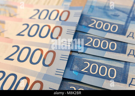 Sullo sfondo delle nuove banconote vale la pena di 2000 rubli Foto Stock