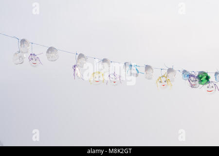 Pasqua giallo carino pom pom pollo, realizzata dal filato di soffici, in piedi in una fila, profondità di messa a fuoco, sfondo sfocato, vicino. Decorazione di pasqua. C Foto Stock