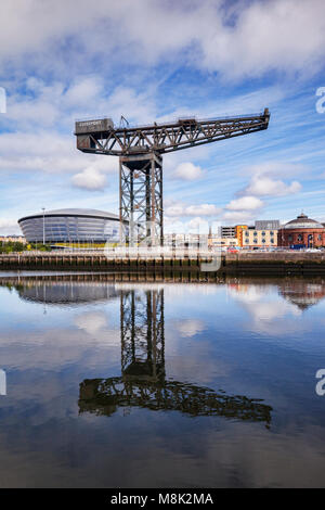 Il Finnieston gru, con la SSE Idro in background, sulle rive del fiume Clyde, Glasgow, Scotland, Regno Unito. Foto Stock