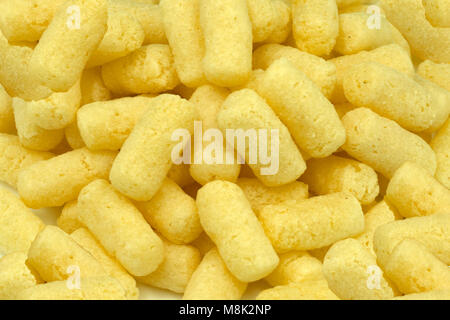 Croccante di corn snack su sfondo bianco Foto Stock