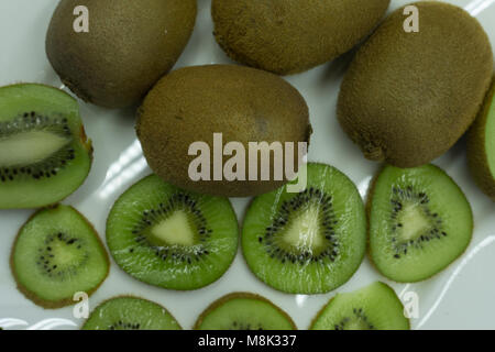 Fetta di Kiwi tra molti tutta la kiwi's Foto Stock