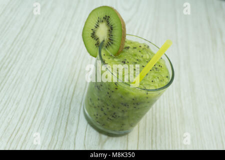 Verde di vodka, kiwi e lime cocktail Foto Stock