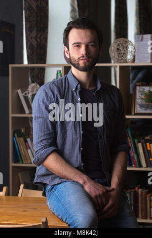 L'uomo sul tavolo Foto Stock