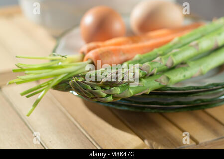 Materie non cotti verdi Asparagi con uova e carote, pronto a cucinare per la cena Foto Stock