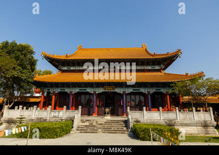 Lumbini, Nepal - Novembre 17, 2016: Cinese monastero buddista a Lumbini. Lumbini il luogo di nascita del Signore Buddha. Foto Stock