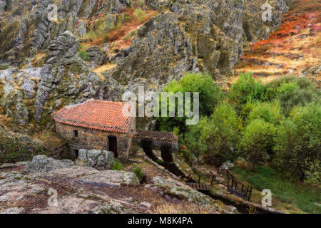 Antico mulino ad acqua. Fotografato nel Geoparco di Penha Garcia. Il Portogallo. Foto Stock