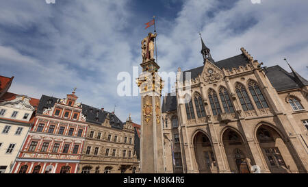 In Fischmarkt Erfurt, capitale della Turingia (Germania). Da sinistra a destra ot: Haus zum Breiten Herd, Römer statua e Town Hall Foto Stock